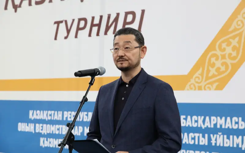 Кроссрессерді топпен ұрған.