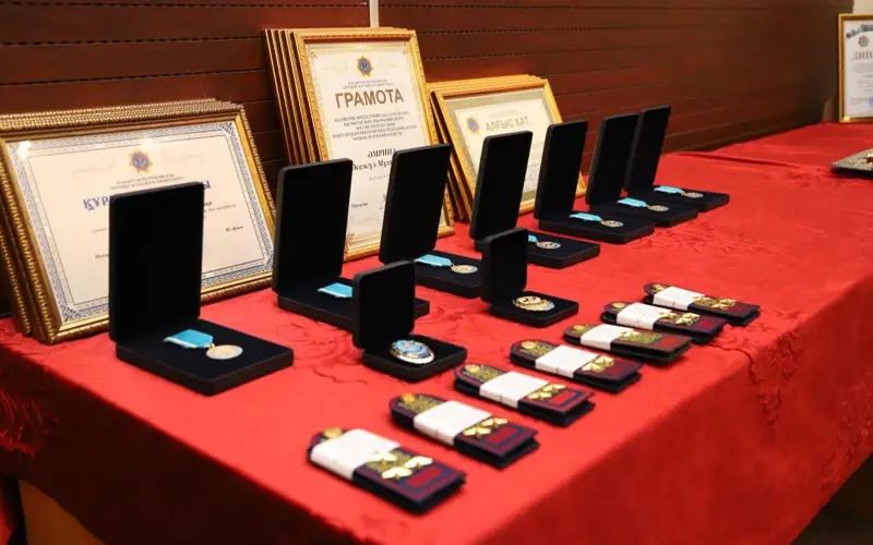 571 сотрудника МЧС наградили в честь Дня спасателя