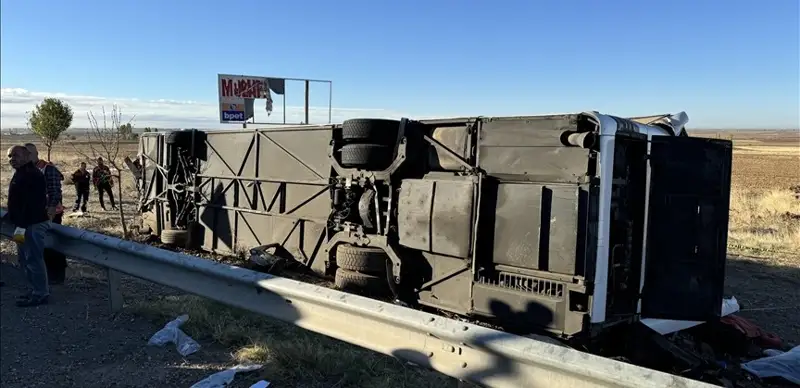 Пассажирский автобус перевернулся в Турции: есть погибшие