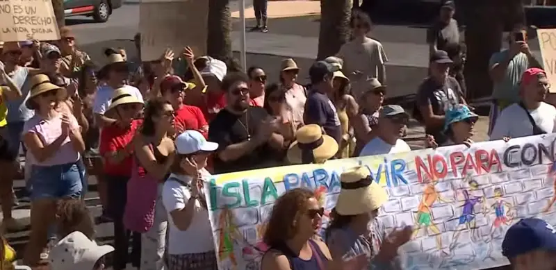 Протесты против избыточного туризма на Канарах