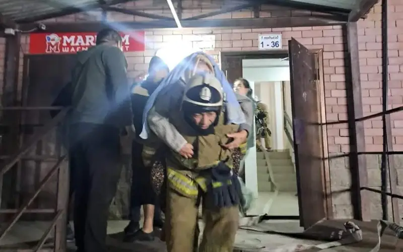 Атыраулық құтқарушылар шатыры өртенген үйден 82 жастағы әжені арқалап шығарды