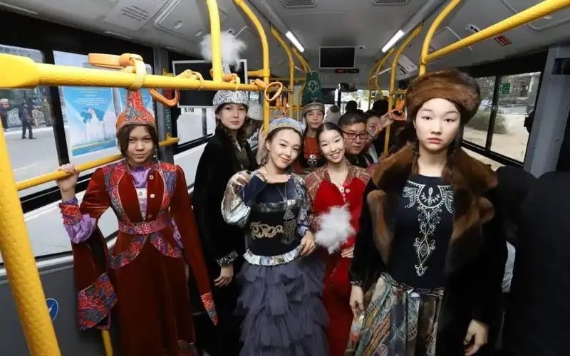Aktau holds national dress parade