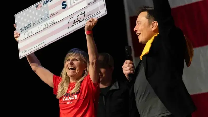 Илон Маск ақша таратты