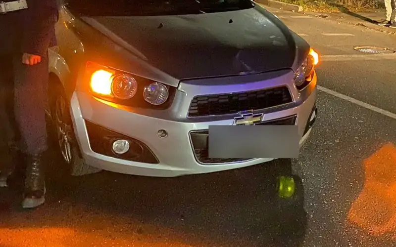 В Талдыкоргане военнослужащие спасли женщину, попавшую под машину