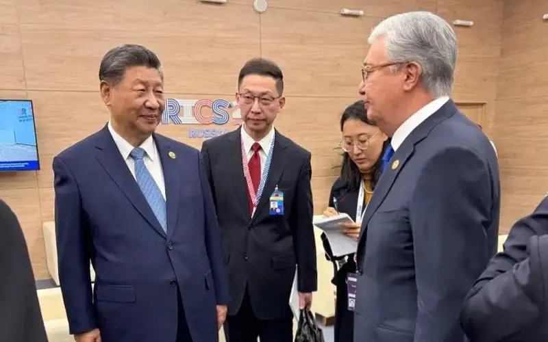 President Tokayev holds brief talks with 16th BRICS Summit participants