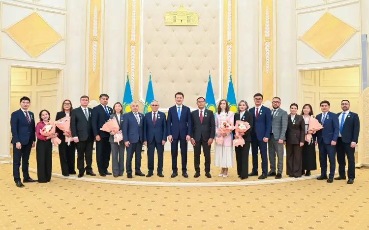 Ерлан Карин вручил госнаграды общественным деятелям