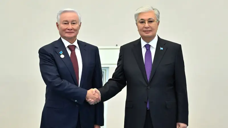 Абай Байгенжин елімізде алғаш болып «Қазақстанның еңбек сіңірген дәрігері» атағын алды