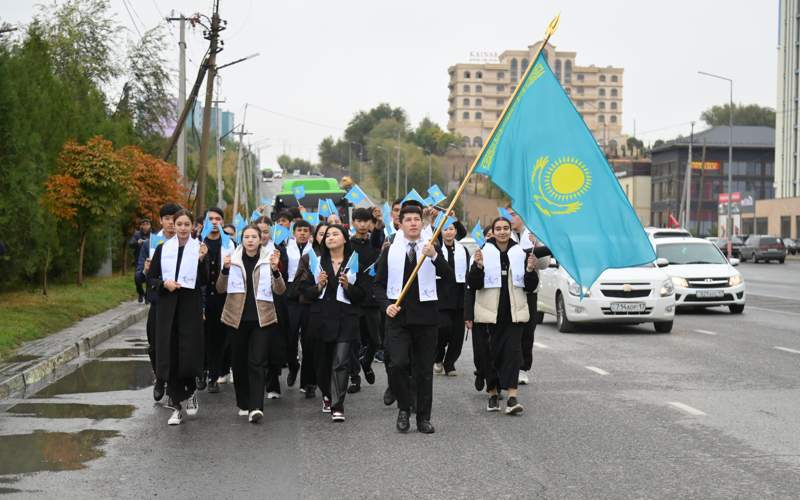 Молодые шымкентцы пронесли флаг Казахстана в честь Дня Республики Молодые шымкентцы пронесли флаг Казахстана в честь Дня Республики