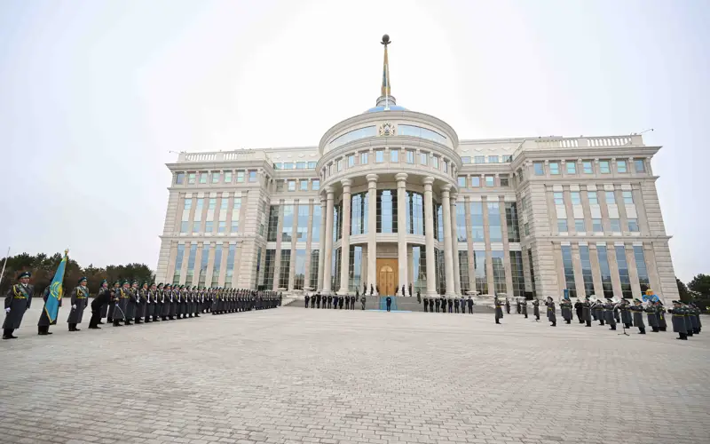 Касым-Жомарт Токаев принял участие в церемонии поднятия Государственного флага