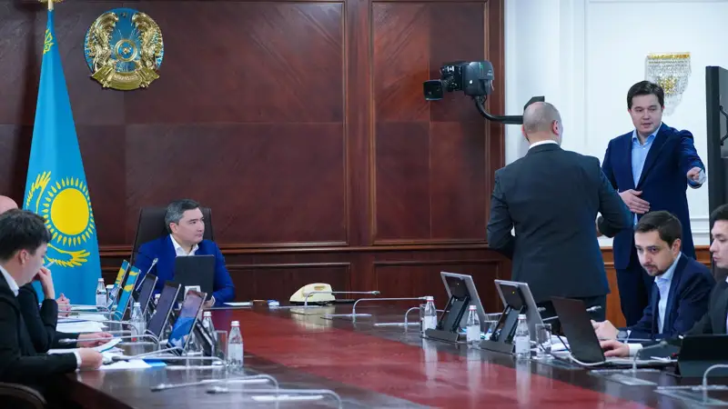 Oljas Bektenov provel soveşanıe po povyshenııý effektıvnostı mer gospodderjkı otechestvennyh tovaroproızvodıteleı