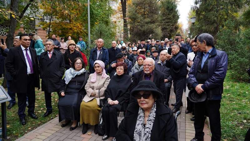 Almatyda Ábdijámil Nurpeıisovtiń qurmetine memorıaldyq taqta ornatyldy