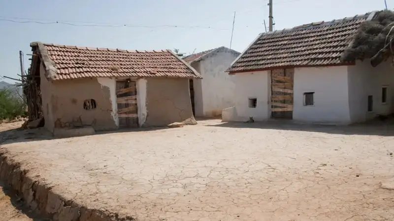 аҳолиси кўчиб кетган қишлоқ