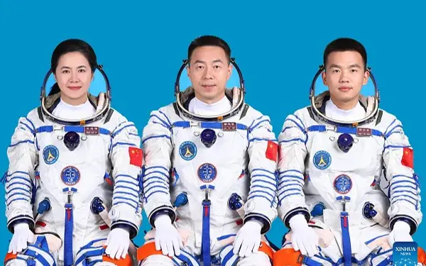 К полету в космос готовится первая китаянка - бортинженер корабля