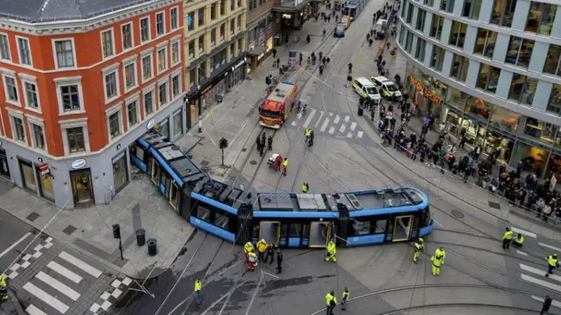 В столице Норвегии трамвай сошел с рельсов и въехал в магазин