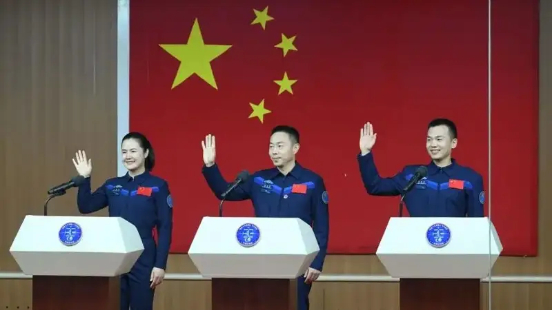 «Шэньчжоу-19» ғарыш кемесі орбиталық станциямен түйісті 