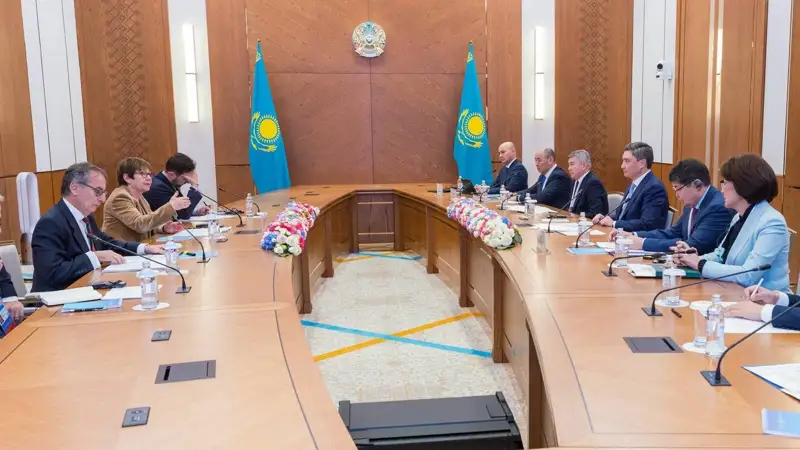 Bektenov ShIK otyrysyna qatysýshylarmen ınvestıtsııalyq yntymaqtastyq máselelerin talqylady
