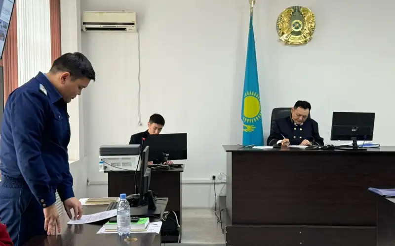 Ақтөбеде полиция қызметкерін көлігімен сүйреп кеткен жүргізуші әйел cотта жауап берді