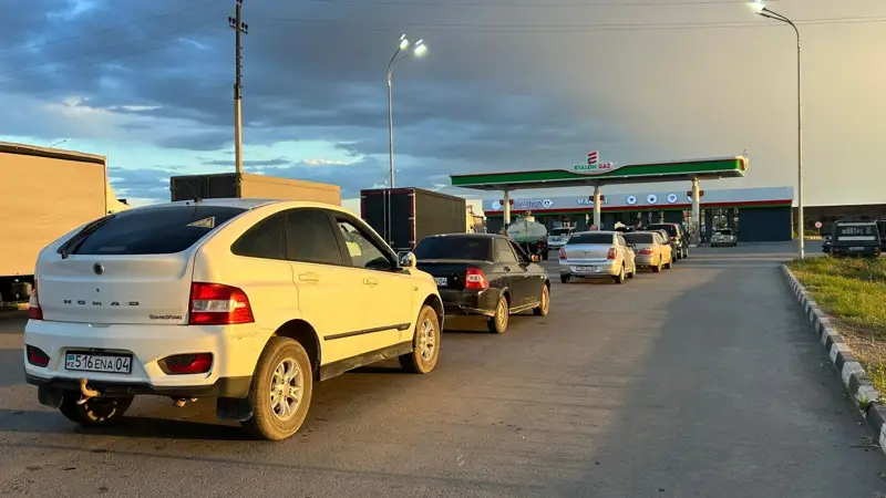 Очереди на газозаправочных станциях в Актобе сохраняются / Ақтөбедегі газ құю бекеттерінде әлі де ұзын-сонар кезек бар