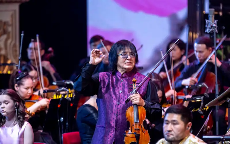 Всемирно известный скрипач-виртуоз Марат Бисенгалиев провел экспериментальный концерт в Астане