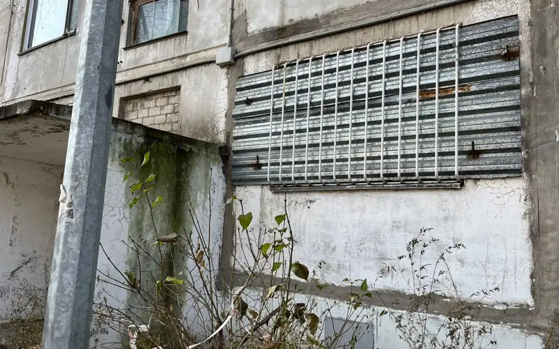 Жители аварийного дома год вынуждены скитаться по съемному жилью в Павлодаре