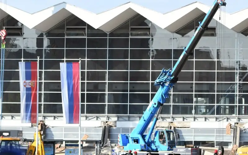 12 человек погибли из-за обрушения навеса на вокзале в Сербии