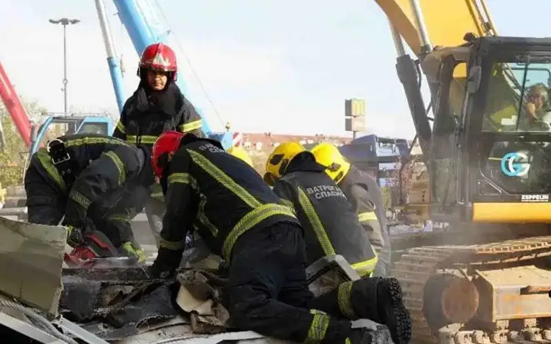 12 человек погибли из-за обрушения навеса на вокзале в Сербии