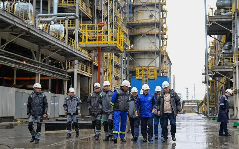 QMG basshysy Atyraý munaı óńdeý zaýytyn tekserdi