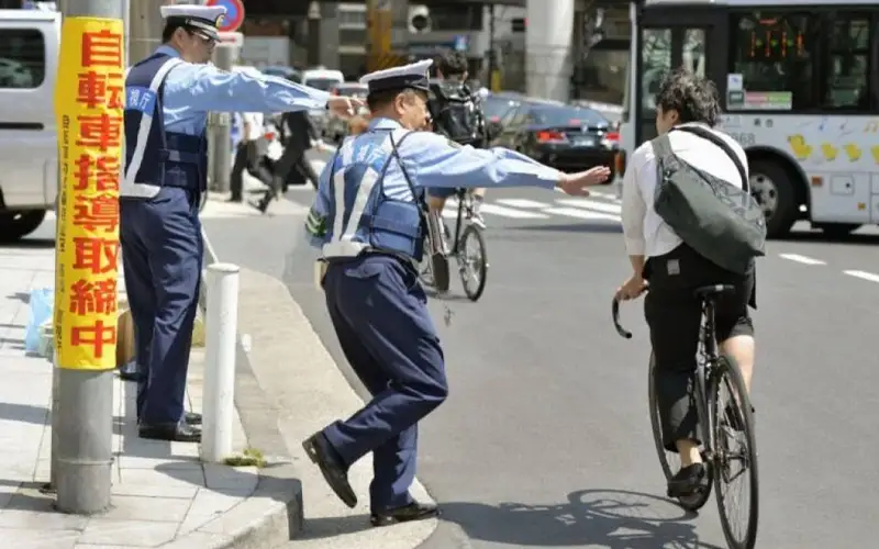 Японияда велосипед ҳайдаш вақтида телефон ишлатганлар қамалади  
