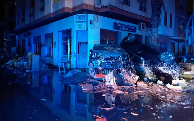 В Испании волонтеры помогают в расчистке пострадавших от наводнения районов