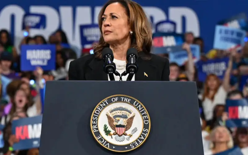 Камала Харрис проголосовала на выборах в США по почте