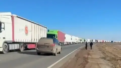 На граничащим с Россией посту «Курмангазы» образовалась очередь из грузовиков