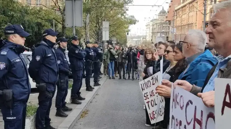 Serbııada vokzaldaǵy tótenshe jaǵdaı jáne 14 adamnyń qazasynan keıin narazylyq sharalary bastaldy 