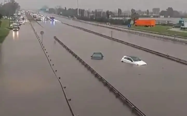 В Барселоне власти объявили красное предупреждение в связи с проливными дождями