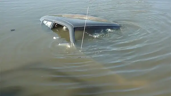 көлік суға түсіп кетті