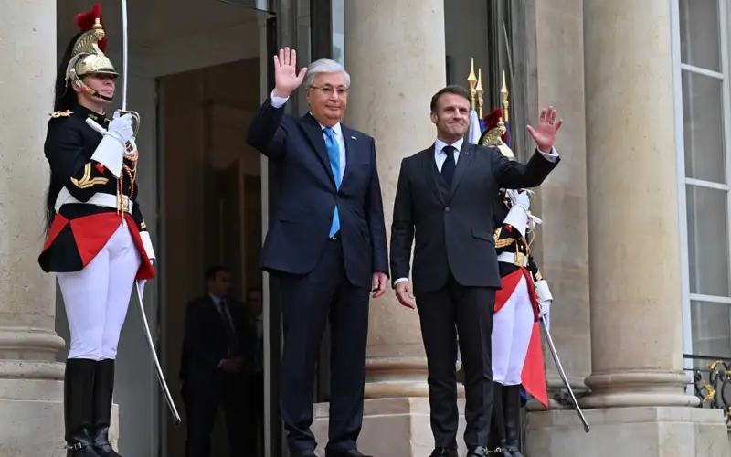 Глава государства пригласил президента Франции в Казахстан