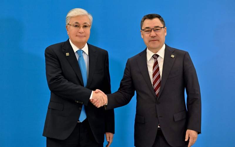 Главу государства во дворце &laquo;Ынтымак Ордо&raquo; встретил Президент Кыргызстана