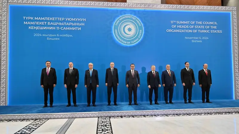 Главу государства во дворце «Ынтымак Ордо» встретил Президент Кыргызстана