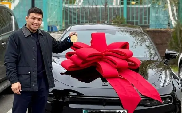 Әлем чемпионы Нұрқожа Қайпановқа жаңа көліктің кілті табыс етілді 