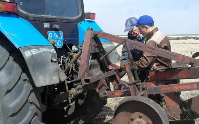 трактористы, рабочие профессии, человек труда