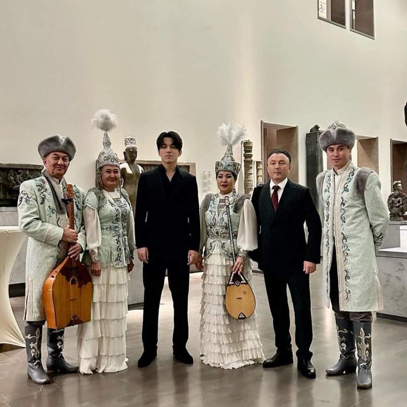 Dimash Qudaibergen performs at Élysée Palace