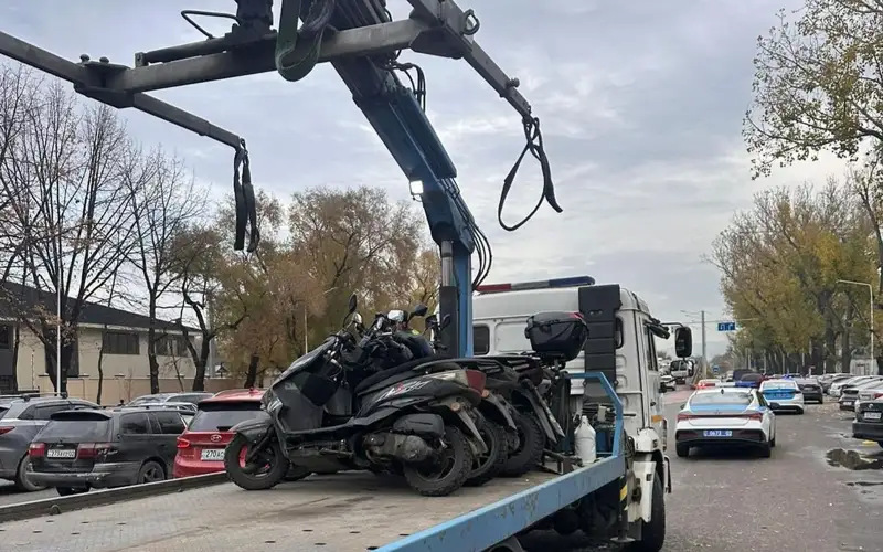 Алматыда мопед айыптұраққа  қойылды