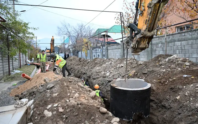 Изношенные сети обновляют в Ауэзовском районе Алматы