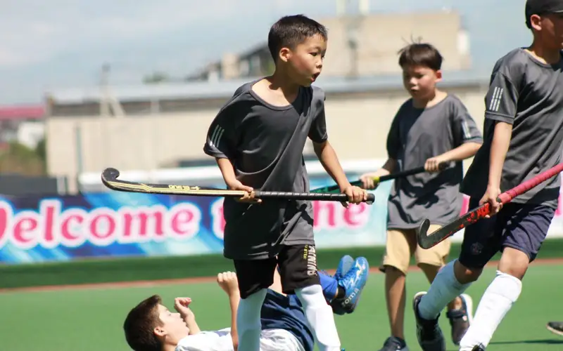 Акт дружбы между хоккеистами на траве из Бельгии и Казахстана