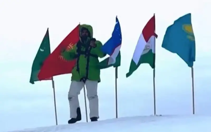 Флаги Центральной Азии установили на Антарктиде