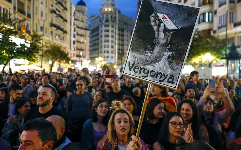 Массовые протесты прошли в Валенсии: участники требуют отставки главы региона