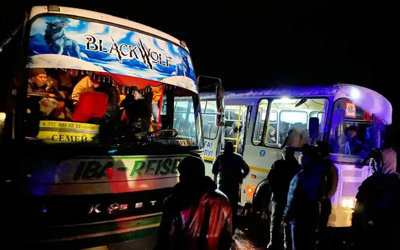 Полицейские области Абай помогли пассажирам застрявших в дороге автобусов