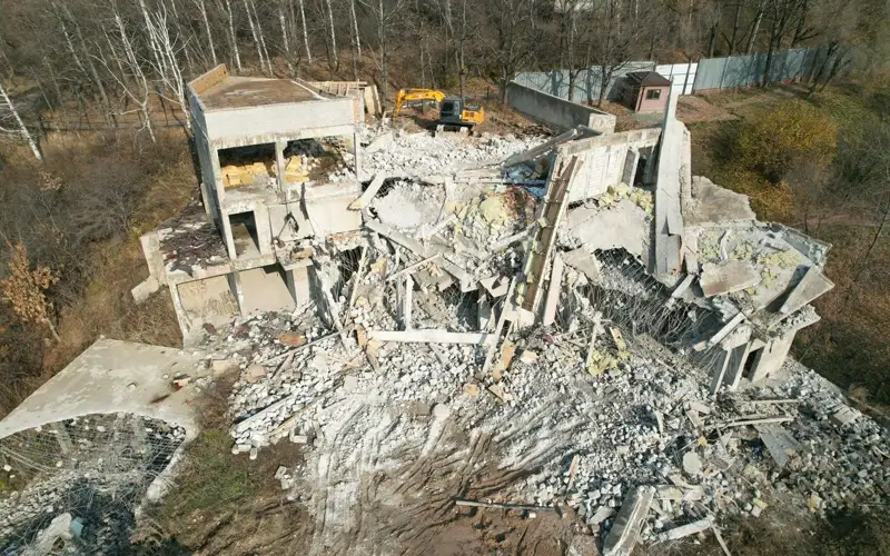 Крупный незаконный объект сносят в предгорье Алматы