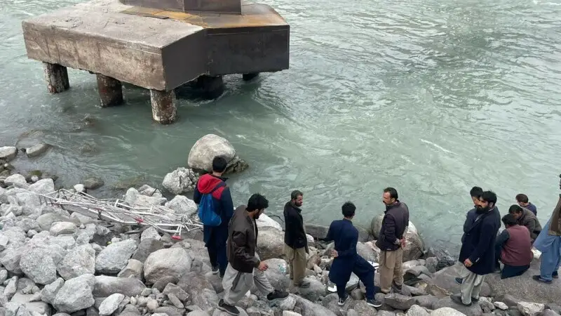 В Пакистане свадебный автобус упал в реку, погибли 22 человека