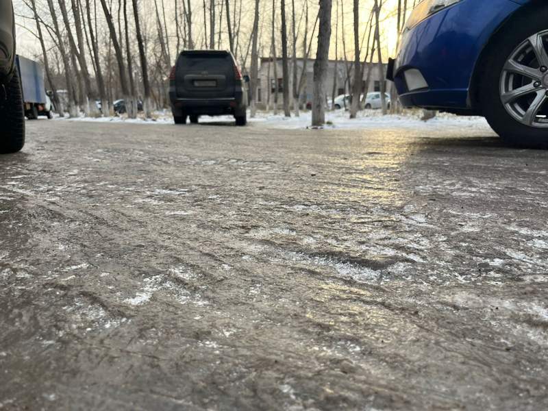 Резкое понижение температуры привело к травмам из-за гололеда в Павлодаре