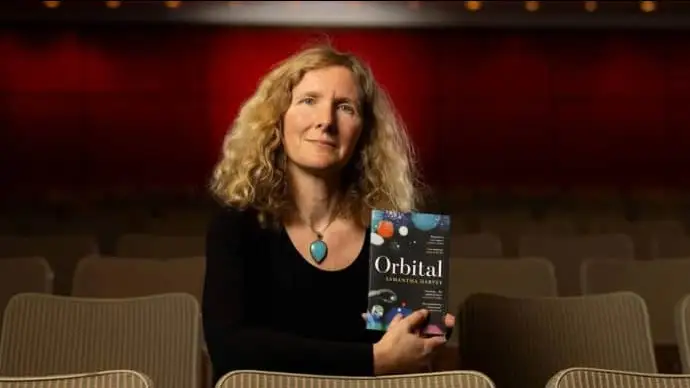 Букеровскую премию получила Саманта Харви за роман «Орбита»